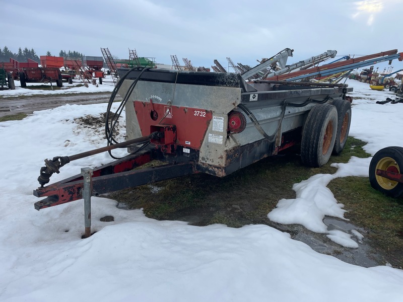 Manure Equipment  New Idea 3732 Manure Spreader - Single Beater Photo